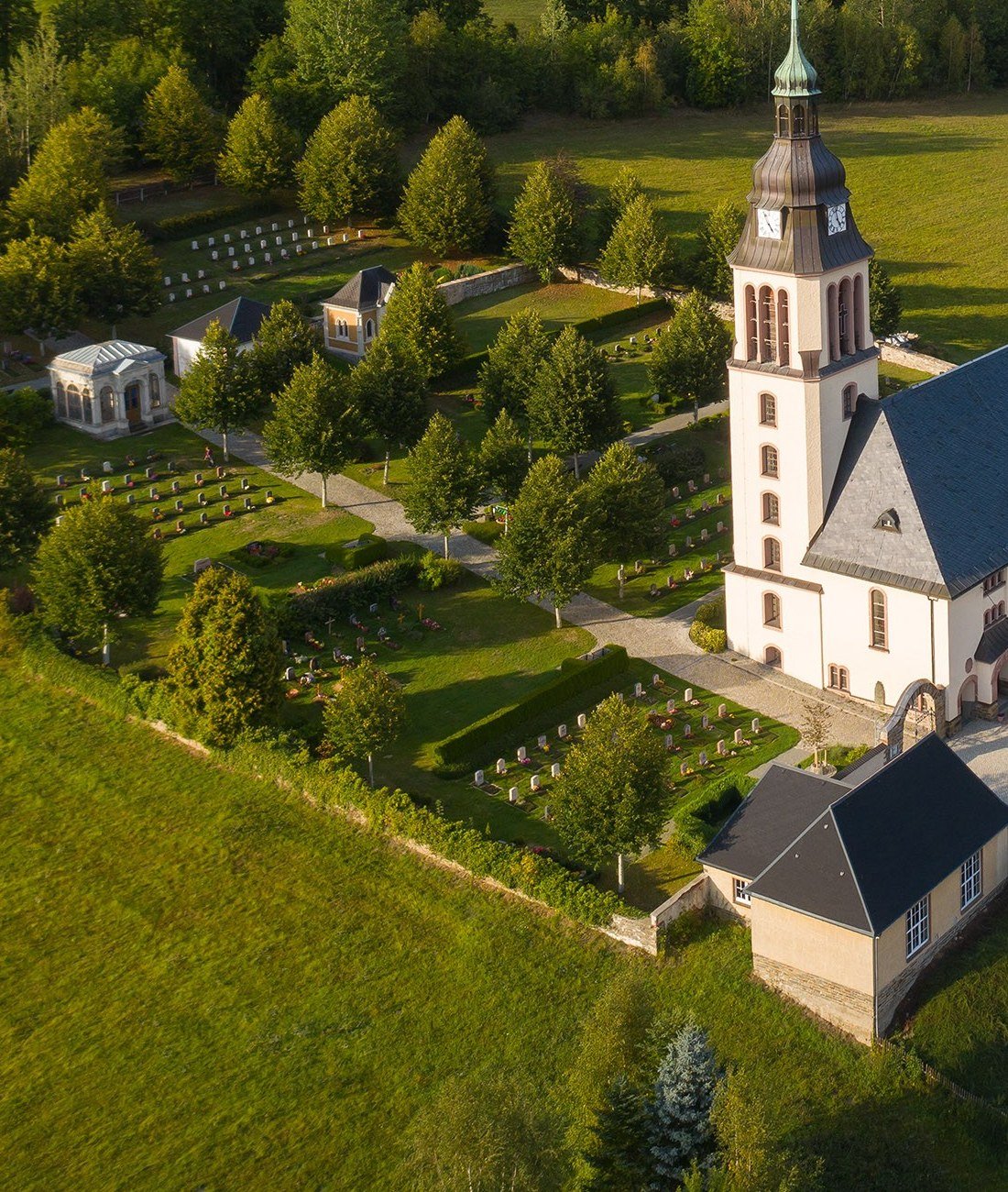 Luftbild des Friedhofs Cranzahl