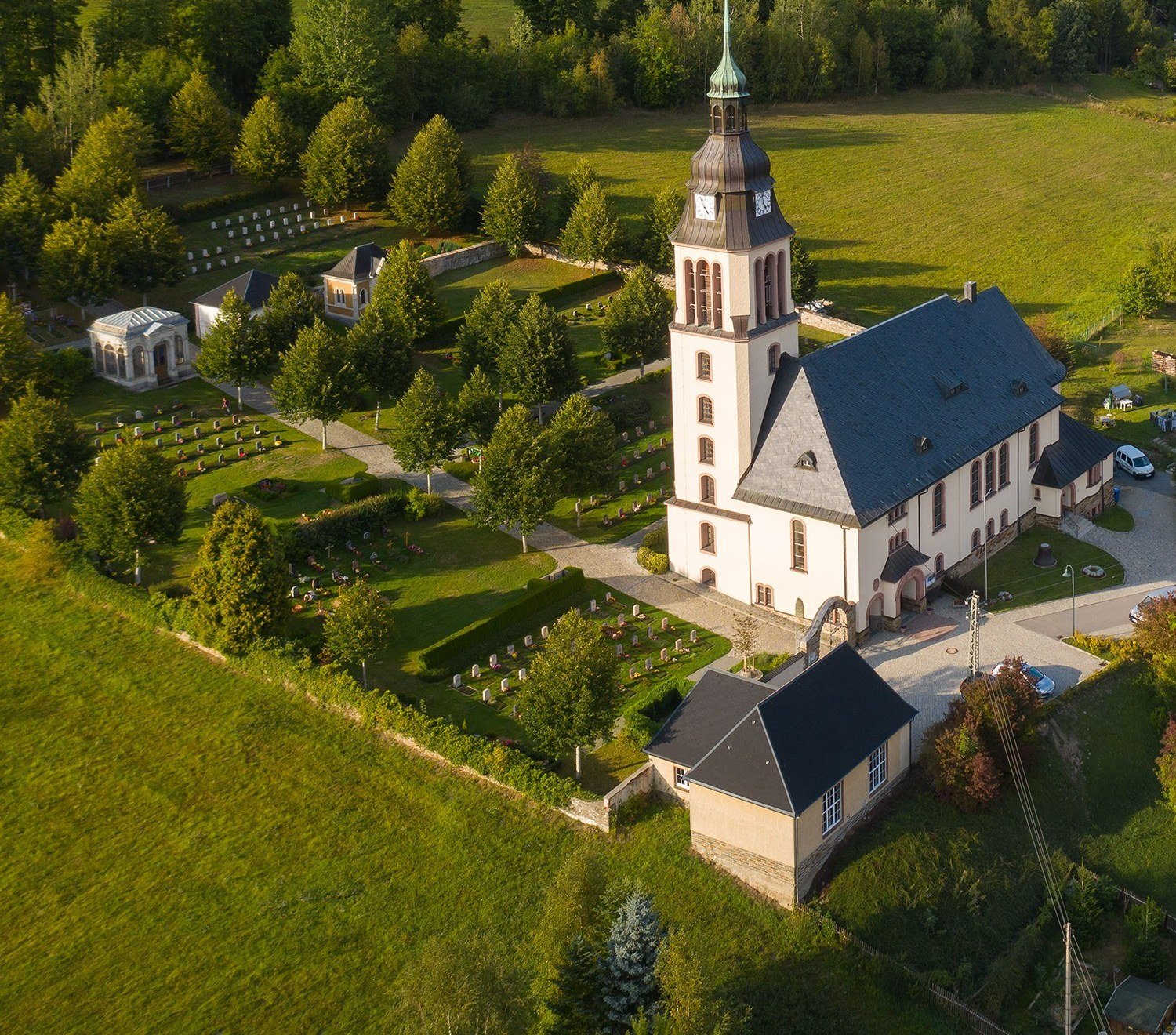 Pfarramt, Kirche und Friedhof Cranzahl von oben